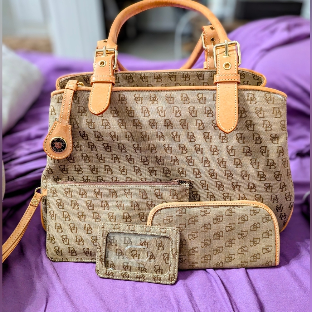 Like New Authentic Dooney & Bourke 4 Piece Handbag Set
